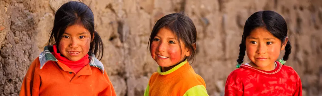 Mi Sol in-text image. 3 young children in orange and red.